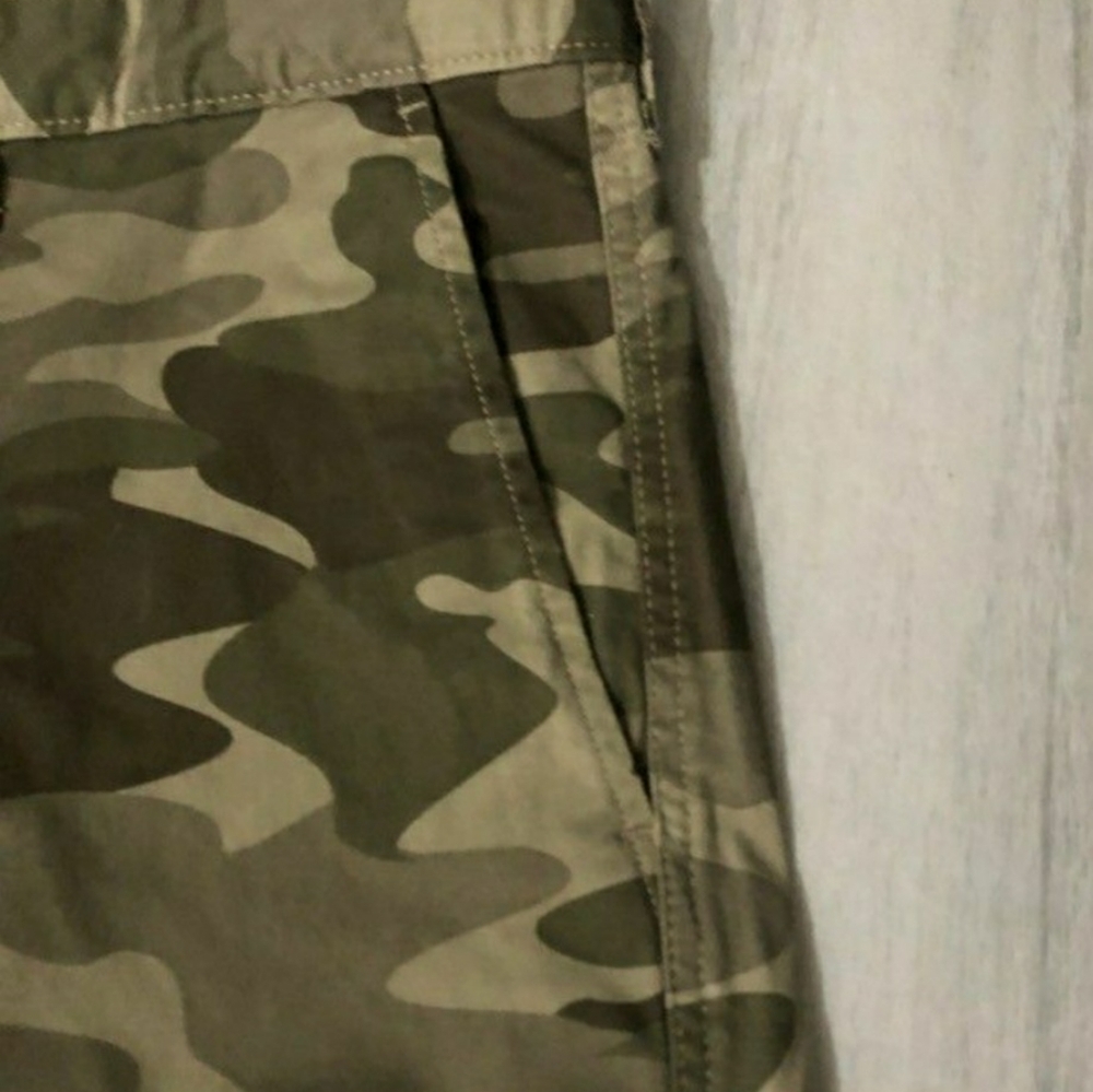 Camouflage Men's  10" Flat Front Shorts - Picture 2 of 7